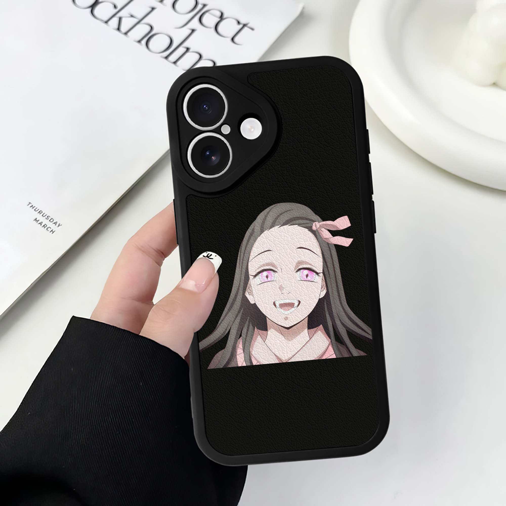 （画像用） 鬼滅の刃（きめつのやいば）竈門 禰󠄀豆子／かまど ねずこ Kamado Nezuko 【iPhone 16シリーズ対応】シリコンスマホケース（レザー調） 材質：シリコン